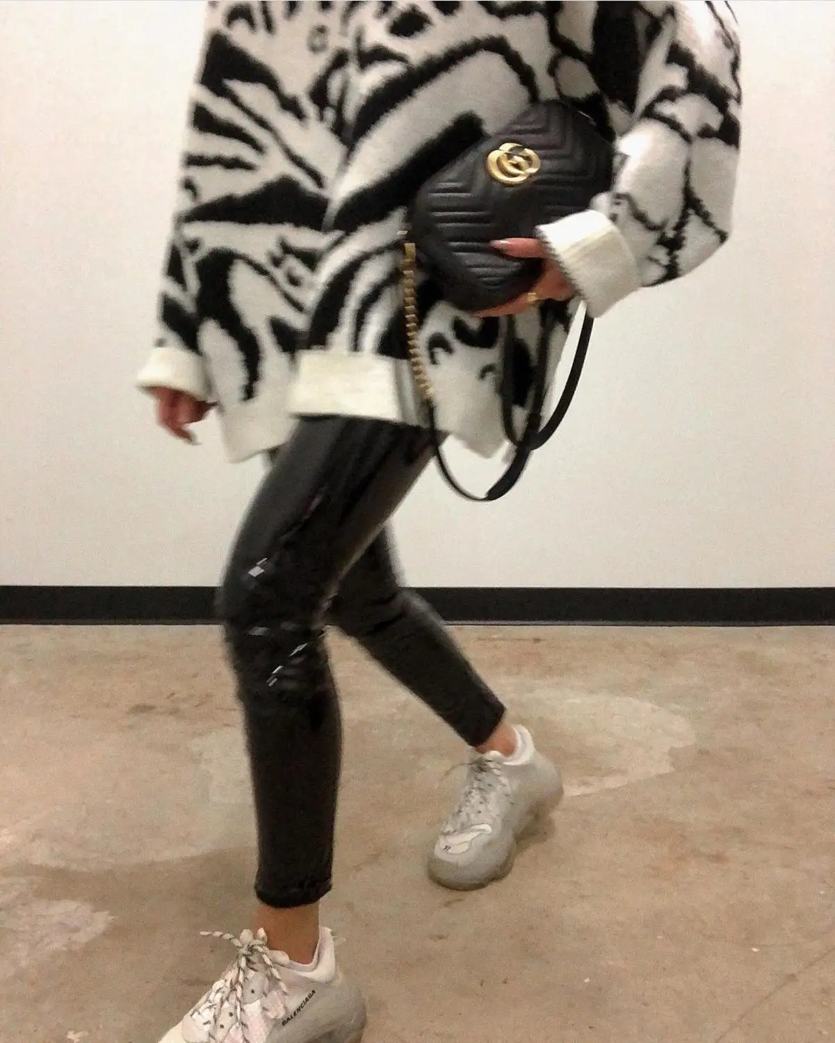 Women Black White Leopard Knitted Sweater Autumn Winter Turtleneck Long Sleeve Loose Pullover Ladies Long Knitted Pullover 
Women Black White Leopard Knitted Sweater Autumn Winter Turtleneck Long Sleeve Loose Pullover Ladies Long Knitted Pullover