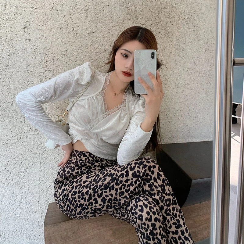 Lucyever Vintage Patchwork Lace Velvet Shirt Women Sexy Black V-neck Slim Fit Pullover Woman Korean Puff Sleeve Bottoming Tops
Lucyever Vintage Patchwork Lace Velvet Shirt Women Sexy Black V-neck Slim Fit Pullover Woman Korean Puff Sleeve Bottoming Tops