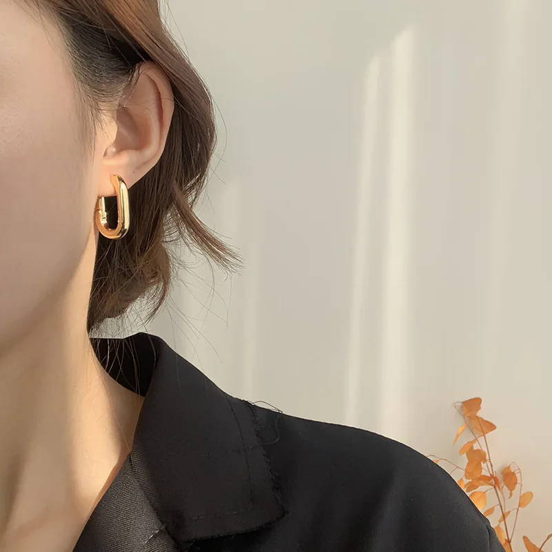 Европейские и американские полые квадратные серьги, простые металлические геометрические серьги с холодным ветром для женщин и девушек, мо...
Европейские и американские полые квадратные серьги, простые металлические геометрические серьги с холодным ветром для женщин и девушек, мо...