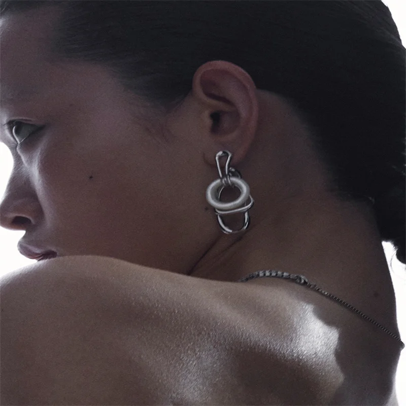 The new cold wind circle mother-of-pearl earrings personality light luxury wild design temperament earrings jewelry wholesale
The new cold wind circle mother-of-pearl earrings personality light luxury wild design temperament earrings jewelry wholesale
