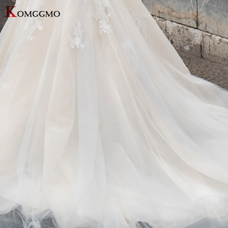 Elegant Boat Neck Chapel Train Embroidery Appliques Tulle Bridal Ball Gown 2021 Hot Sale Off the Shoulder Button Wedding Dress
Elegant Boat Neck Chapel Train Embroidery Appliques Tulle Bridal Ball Gown 2021 Hot Sale Off the Shoulder Button Wedding Dress