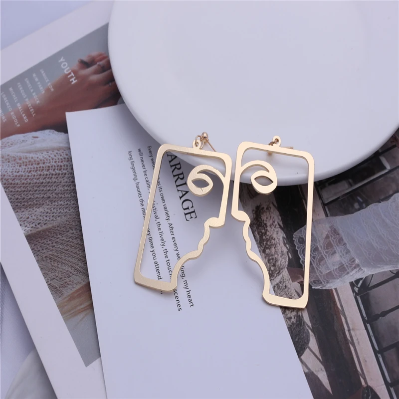 2020 new products hot sale 3D hollow metal abstract temperament exaggerated face earrings European and American fashion wild tre
2020 new products hot sale 3D hollow metal abstract temperament exaggerated face earrings European and American fashion wild tre