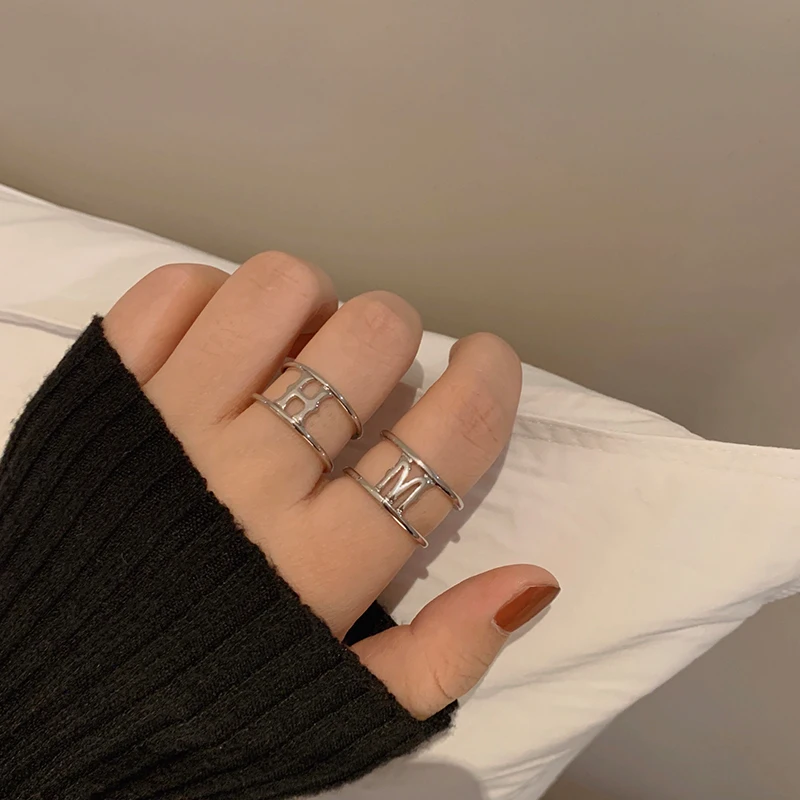 

Модное простое нишевое дизайнерское металлическое кольцо с буквами в индивидуальном холодном стиле открытое регулируемое кольцо на указа...