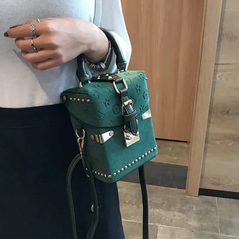 Luxury Women Brand Handbags for Women 2021 Trend Shoulder Bag Leather Rivet Small Tote Bag with Short Handles Vintage Bag Ladies
Luxury Women Brand Handbags for Women 2021 Trend Shoulder Bag Leather Rivet Small Tote Bag with Short Handles Vintage Bag Ladies