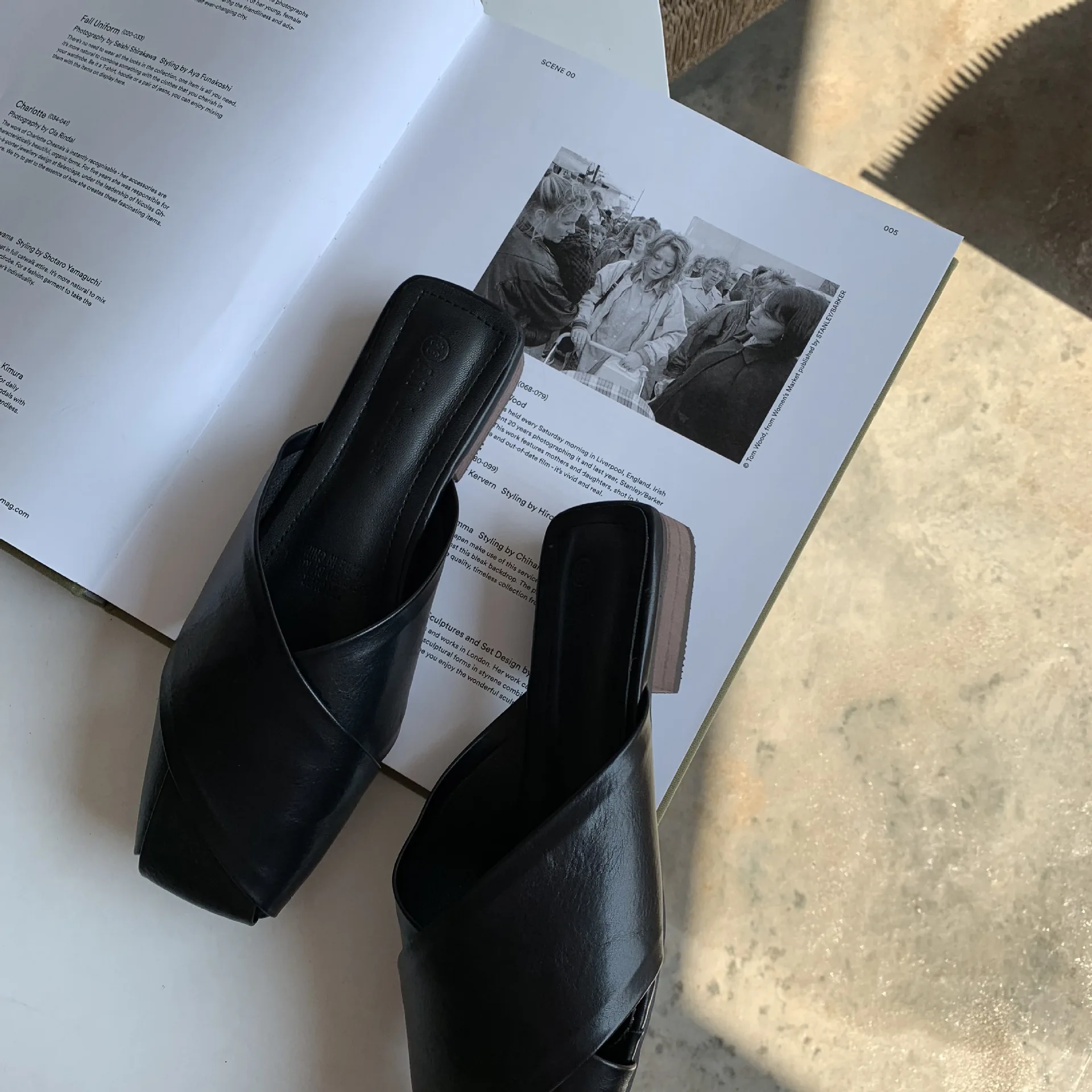 Shoes Cross-Tied Cover Toe Lady Womens Slippers Outdoor Low Loafers Female Mule Luxury Slides Pantofle Girl Mules Designer 2021
Shoes Cross-Tied Cover Toe Lady Womens Slippers Outdoor Low Loafers Female Mule Luxury Slides Pantofle Girl Mules Designer 2021