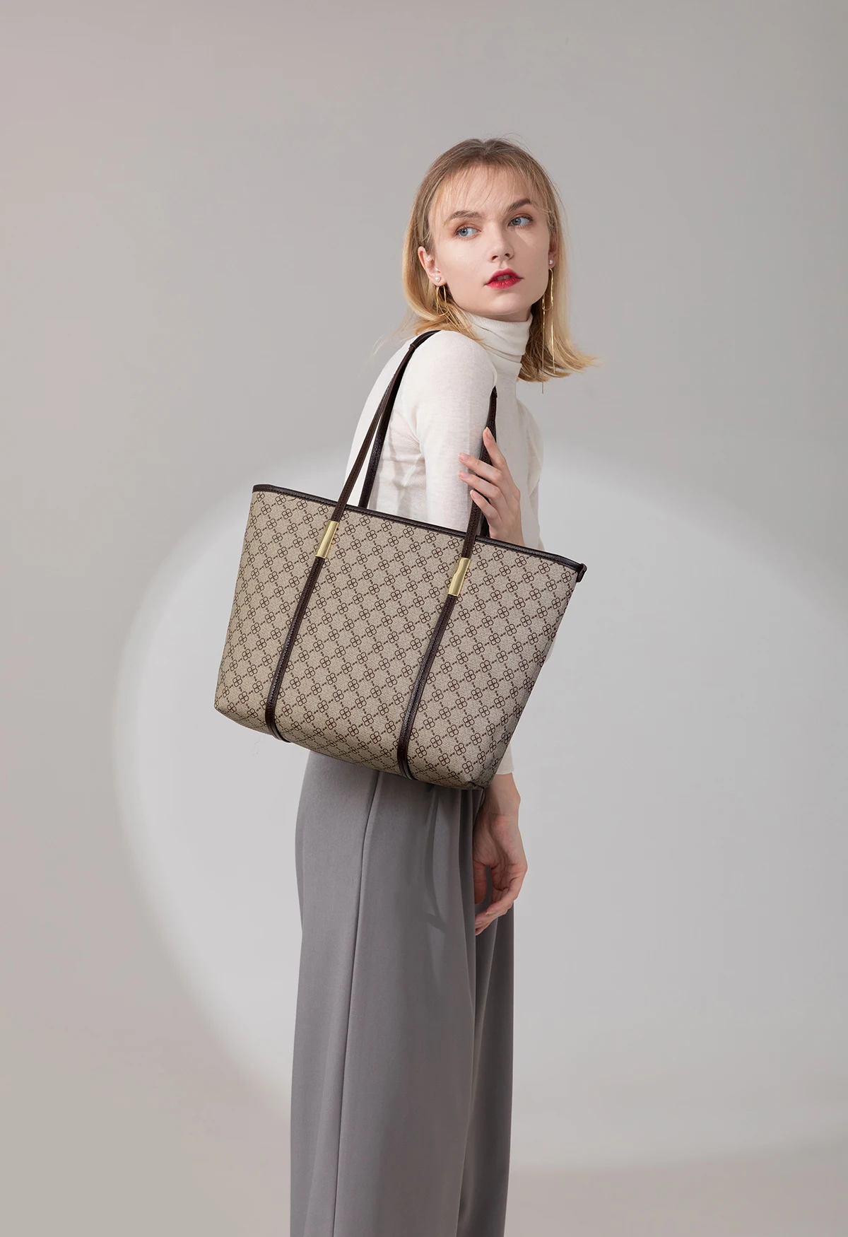 2021 new bag women's duoqintuote European and American style simple contrast printing handbag one shoulder large bag large capac
2021 new bag women's duoqintuote European and American style simple contrast printing handbag one shoulder large bag large capac