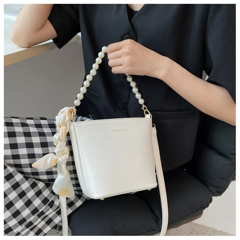 High Quality Ladies Silk Scarf Shoulder Bag 2021 New Pearl Chain Portable Female Bag Solid Color Single Shoulder Messenger Bag 
High Quality Ladies Silk Scarf Shoulder Bag 2021 New Pearl Chain Portable Female Bag Solid Color Single Shoulder Messenger Bag