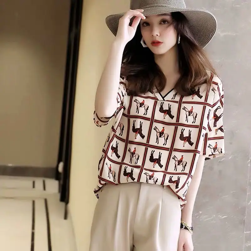 2021 new women's floral undershirt summer new high-end printed chiffon shirt v-neck short sleeve
2021 new women's floral undershirt summer new high-end printed chiffon shirt v-neck short sleeve