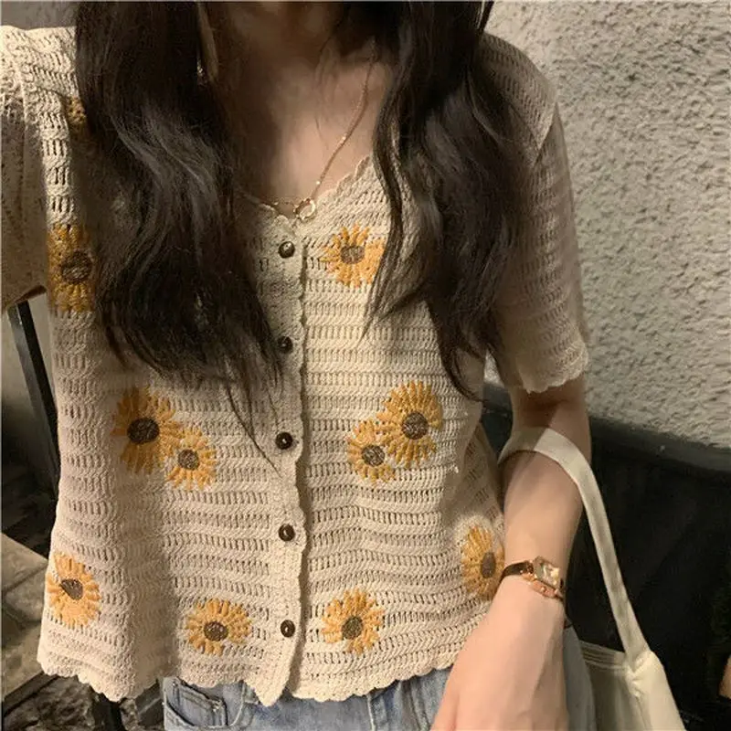 Women's sweater embroidery cardigan Knitted women's spring summer 2021new thin temperament V-neck daisy short Sleeve cardigans
Women's sweater embroidery cardigan Knitted women's spring summer 2021new thin temperament V-neck daisy short Sleeve cardigans
