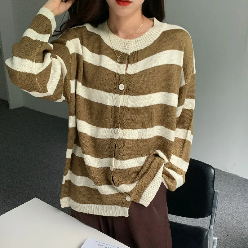 Alien Kitty 2021 New Autumn Women Sweater Striped O-Neck Knitted Vintage Fashion Classic Casual All-Match Korean Style Cardigan
Alien Kitty 2021 New Autumn Women Sweater Striped O-Neck Knitted Vintage Fashion Classic Casual All-Match Korean Style Cardigan