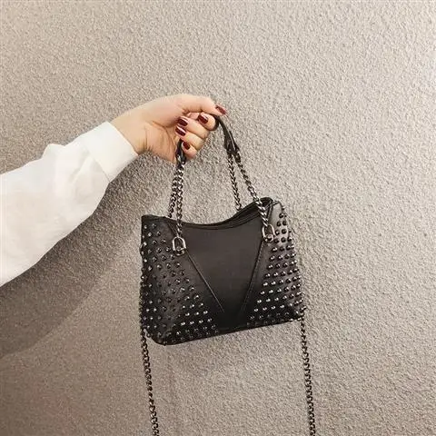 Fashion small bag women 2021 new versatile texture Portable Single Shoulder Messenger Bag personalized rivet chain bag
Fashion small bag women 2021 new versatile texture Portable Single Shoulder Messenger Bag personalized rivet chain bag
