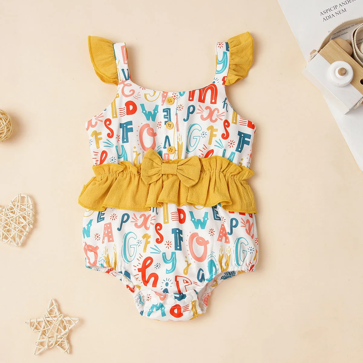 Боди летнее с буквенным принтом для девочек, с рукавом-мушкой 
Боди летнее с буквенным принтом для девочек, с рукавом-мушкой