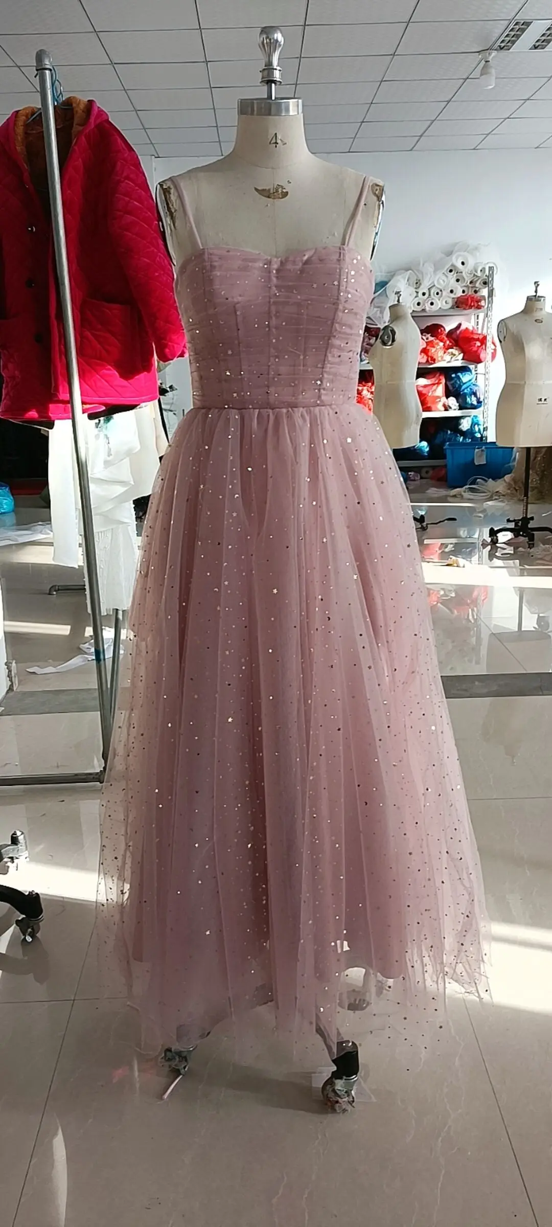 Платье длиной до середины икры для выпускного вечера 2022 
Платье длиной до середины икры для выпускного вечера 2022