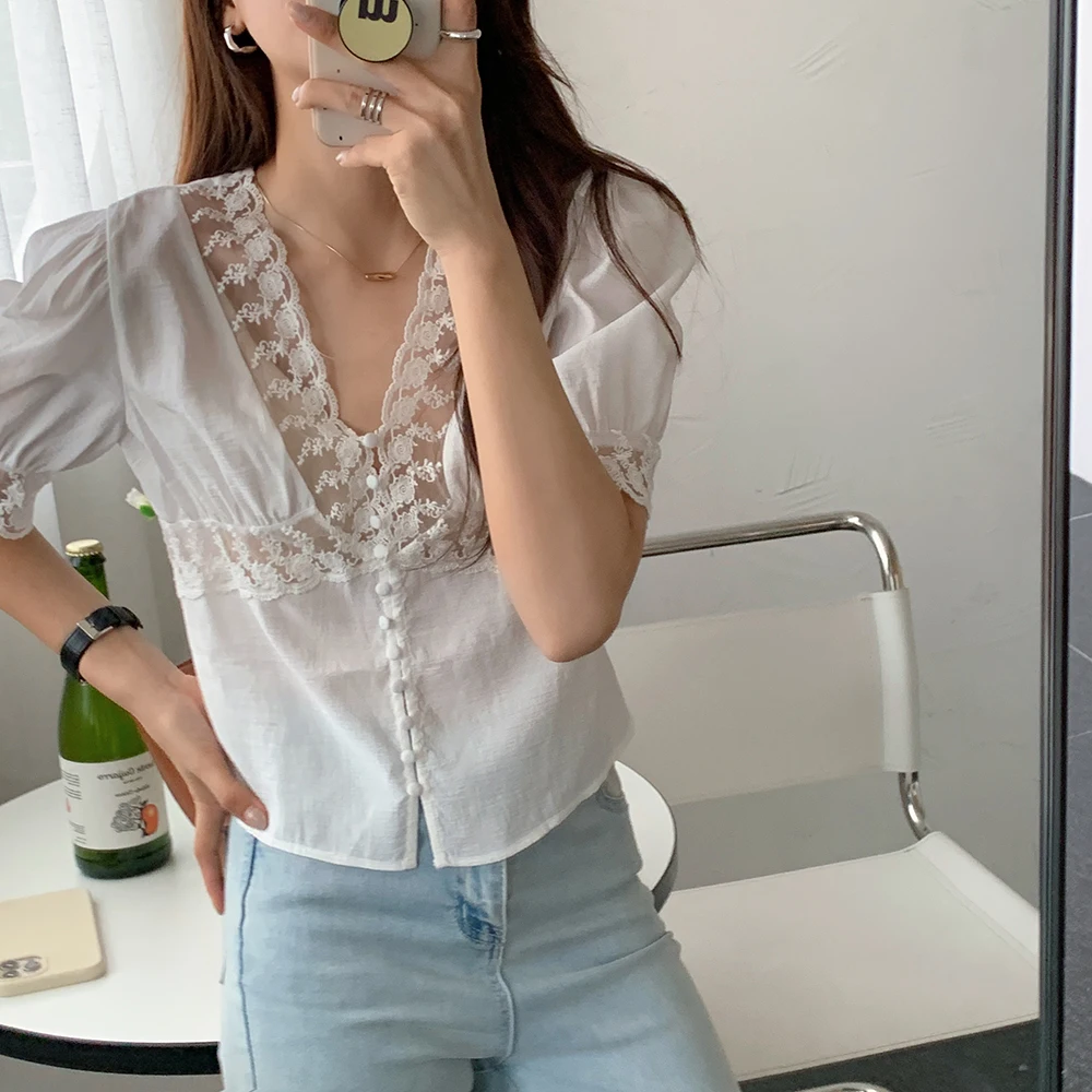 2021 Summer New Korean Chic French Style Gentle Ladies Blusas Women Slim-Fit V-neck Hollow Lace Stitching Puff Sleeve Shirt
2021 Summer New Korean Chic French Style Gentle Ladies Blusas Women Slim-Fit V-neck Hollow Lace Stitching Puff Sleeve Shirt
