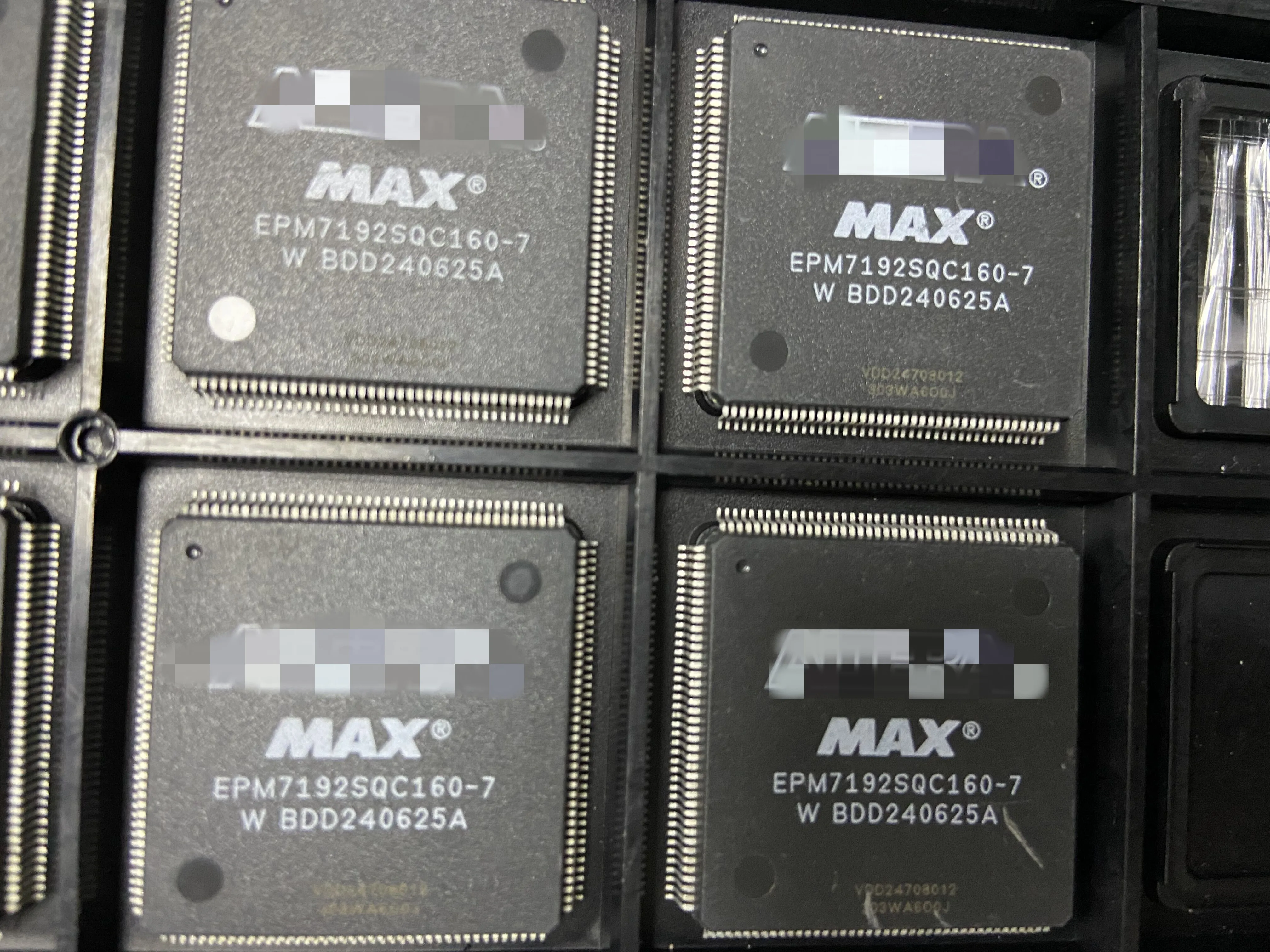 Оригинальный хорошее качество EMP7192 EPM7192SQC160-7 COMPLEX-EEPLD, 192-CELL, 7.5NS Опора задержки, 160 булавки, Пластик, QFP
Оригинальный хорошее качество EMP7192 EPM7192SQC160-7 COMPLEX-EEPLD, 192-CELL, 7.5NS Опора задержки, 160 булавки, Пластик, QFP