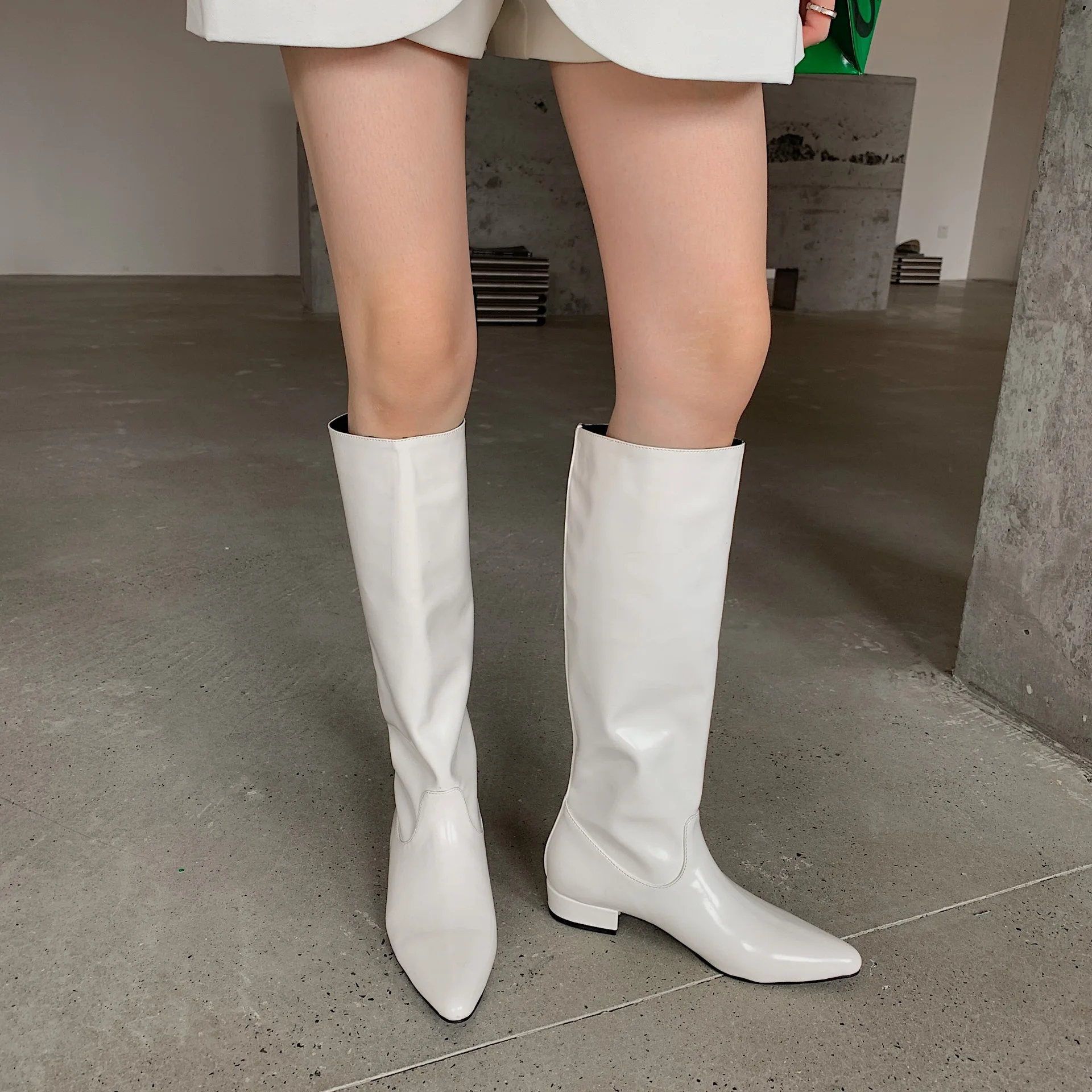 2021 new retro eye-catching red classic pointed toe boots women's high knight boots patent leather long boots comfortable
2021 new retro eye-catching red classic pointed toe boots women's high knight boots patent leather long boots comfortable