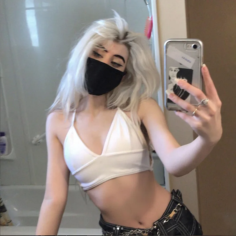 Майка женская атласная с V-образным вырезом, пикантный укороченный топ на бретелях-спагетти, модная с мягкими чашечками, с отверстиями, лето
Майка женская атласная с V-образным вырезом, пикантный укороченный топ на бретелях-спагетти, модная с мягкими чашечками, с отверстиями, лето