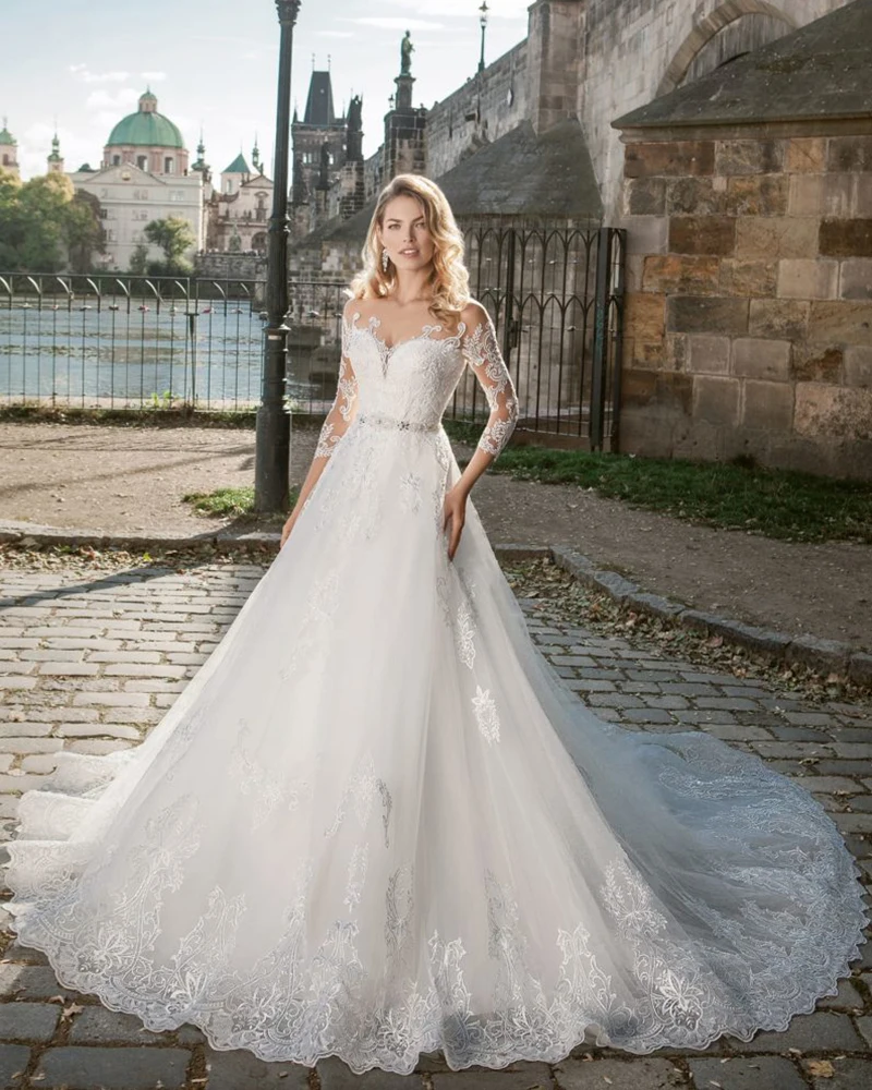 Свадебное платье-трапеция из тюля, с рукавами три четверти и круглым вырезом
Свадебное платье-трапеция из тюля, с рукавами три четверти и круглым вырезом