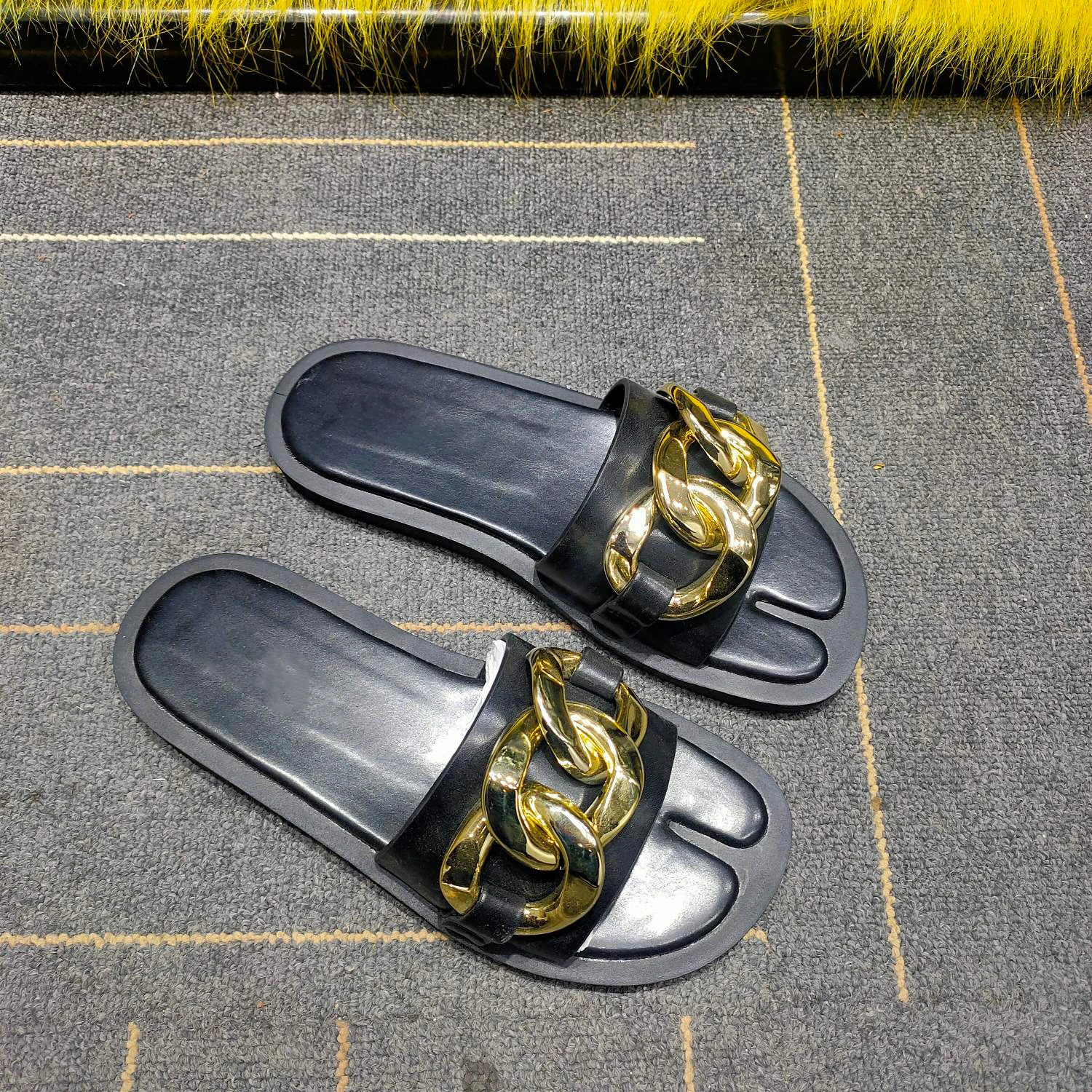 Correct LOGO 2021 New Ladies slippers and sandals Black Metal Chain Decorated Flat Sandals Split Toe Women slides
Correct LOGO 2021 New Ladies slippers and sandals Black Metal Chain Decorated Flat Sandals Split Toe Women slides