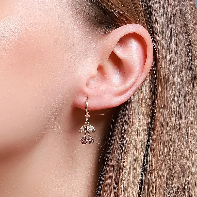 New Sweet Cherry Earrings Super Fairy Inlaid Crystal Small Fresh Fruit Earrings Korean Cute Women Accessories for Girl Gifts
New Sweet Cherry Earrings Super Fairy Inlaid Crystal Small Fresh Fruit Earrings Korean Cute Women Accessories for Girl Gifts