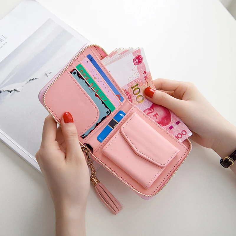 1PCS Women Leather Wallets Women Short Hasp Coin Purses Tassel Design Clutch Tassel Wallets Female Money Credit Card Holder
1PCS Women Leather Wallets Women Short Hasp Coin Purses Tassel Design Clutch Tassel Wallets Female Money Credit Card Holder