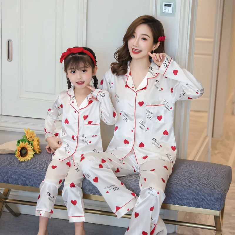 Family Homewear Suit Fashion Mommy and Me Clothes Baby Girl Nightwear Silk Familymatching Outfits Boys Mom Mother Pajamas Set
Family Homewear Suit Fashion Mommy and Me Clothes Baby Girl Nightwear Silk Familymatching Outfits Boys Mom Mother Pajamas Set
