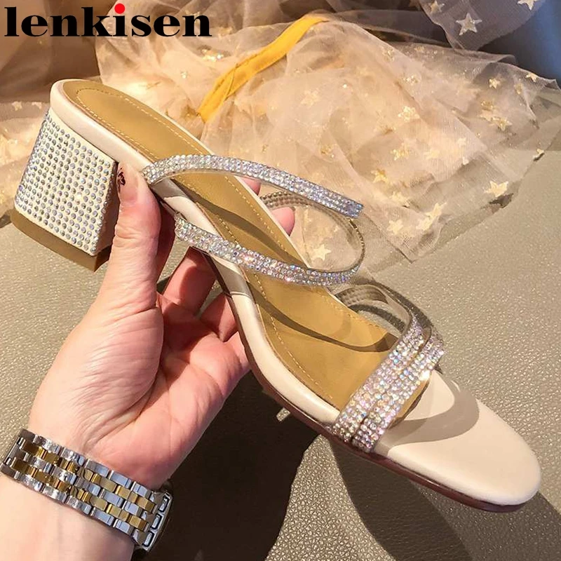 Lenkisen new high quality rhinestones bling mules big square toe high square heel slip on shiny gentlewomen sandals women L8f2
Lenkisen new high quality rhinestones bling mules big square toe high square heel slip on shiny gentlewomen sandals women L8f2