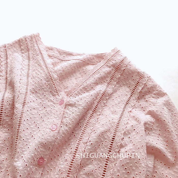 2020 New Summer Women Blouse Hollow out Embroidery Cotton Tops Loose Thin V-Neck Literary Short Sleeve Shirt Women
2020 New Summer Women Blouse Hollow out Embroidery Cotton Tops Loose Thin V-Neck Literary Short Sleeve Shirt Women