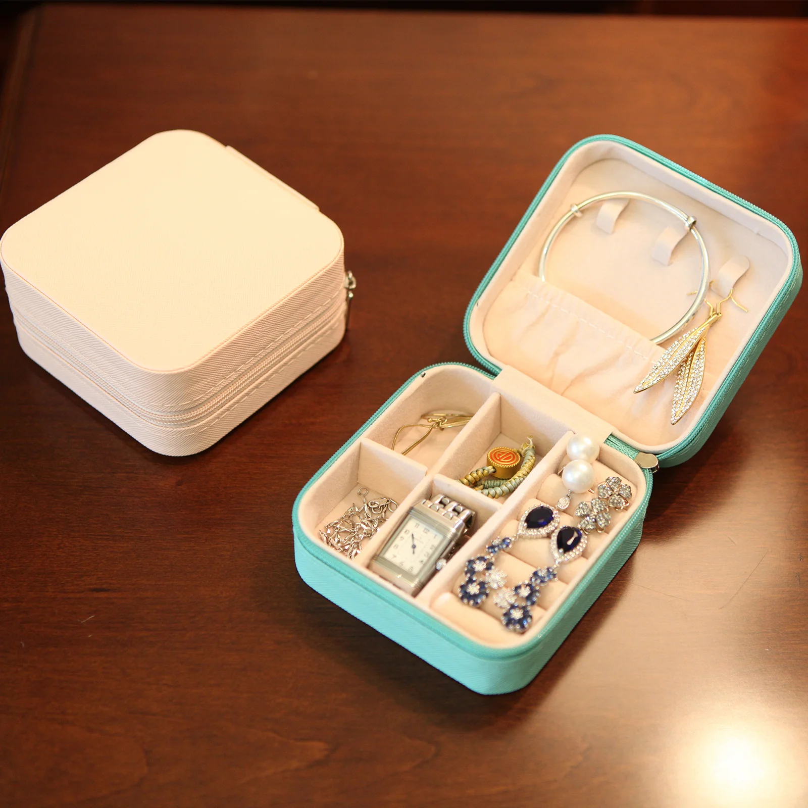 2021 New Jewelry Box Portable Storage Organizer Earring Holder Zipper Women Jewelry Display Travel Case 100x100x55mm
2021 New Jewelry Box Portable Storage Organizer Earring Holder Zipper Women Jewelry Display Travel Case 100x100x55mm