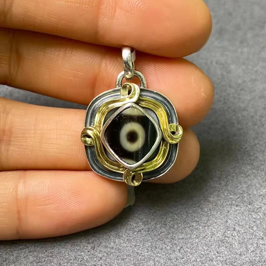 1pcs/lot pure natural s925 silver inlaid one-eye old dzi bead pendant rare precious accessories gem jewelry folk-custom gold
1pcs/lot pure natural s925 silver inlaid one-eye old dzi bead pendant rare precious accessories gem jewelry folk-custom gold