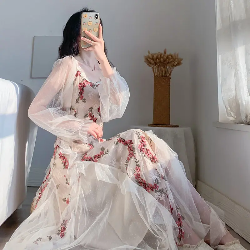Retro Travel Dresses For Women Embroidery Gauze Fashion Elegant Long Banquet Dress Gentle Vintage High Waist Ladies Robes zh452
Retro Travel Dresses For Women Embroidery Gauze Fashion Elegant Long Banquet Dress Gentle Vintage High Waist Ladies Robes zh452