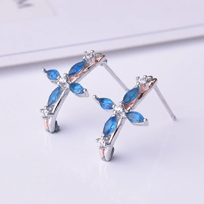 Fashion Cross Stud Earrings Inlay Blue Crystal Zircon Europe America Charm S92 5 Jewelry Women Wedding Party Dainty Accessories
Fashion Cross Stud Earrings Inlay Blue Crystal Zircon Europe America Charm S92 5 Jewelry Women Wedding Party Dainty Accessories