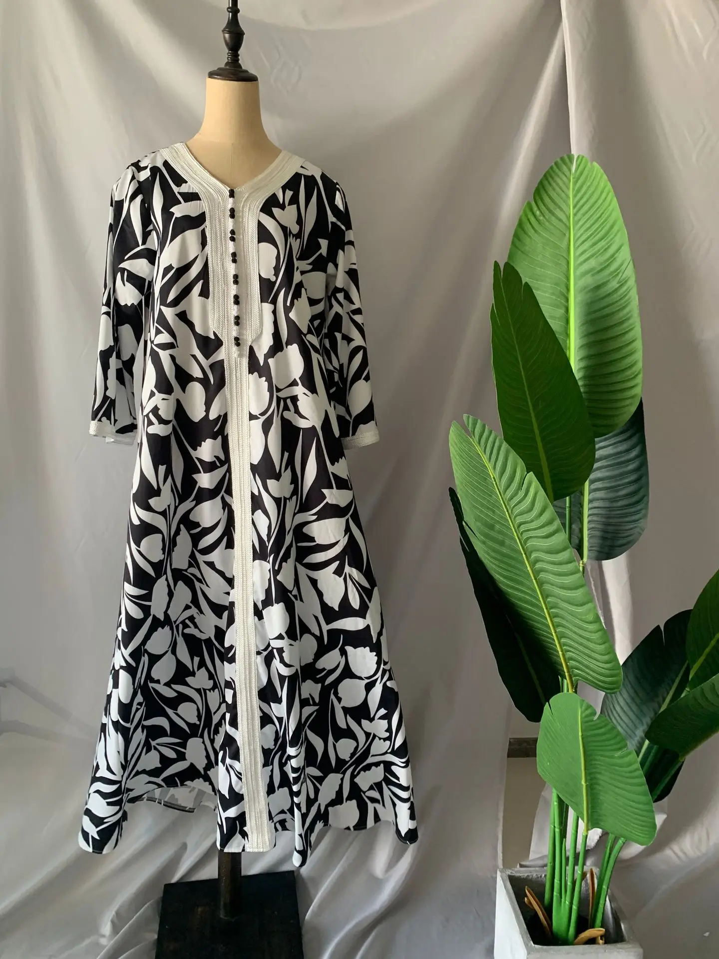 2021 Middle East Fashion Florals Printing Women Dresses Arabic Abaya Loose Long Sleeves Buttons V Neck Elegant Muslim Dress
2021 Middle East Fashion Florals Printing Women Dresses Arabic Abaya Loose Long Sleeves Buttons V Neck Elegant Muslim Dress