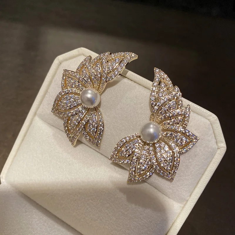 Gold Color Cubic Zircon Petal Earring Ear Studs Simplicity Temperament Fashion For Women Jewelry Wedding Party Friends Gift
Gold Color Cubic Zircon Petal Earring Ear Studs Simplicity Temperament Fashion For Women Jewelry Wedding Party Friends Gift