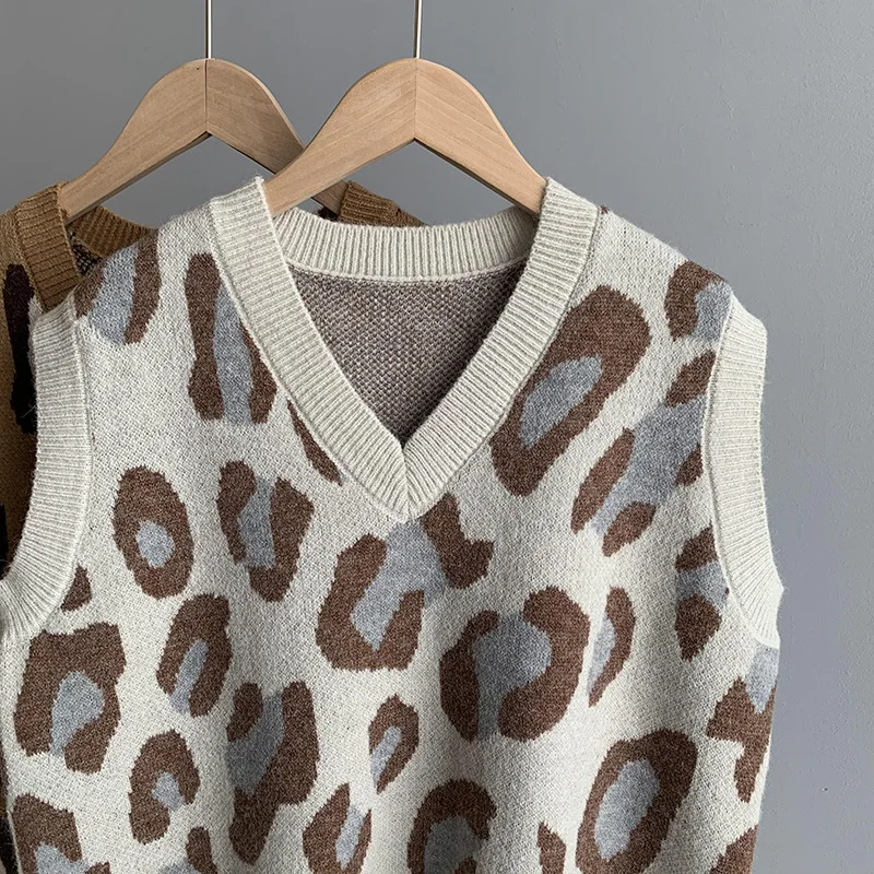 2020 Women Split Vest Sweater V Neck Sleeveless Sweater Autumn Winter Loose Casual Leopard Knitted Jumper Oversized Pullover Top
2020 Women Split Vest Sweater V Neck Sleeveless Sweater Autumn Winter Loose Casual Leopard Knitted Jumper Oversized Pullover Top