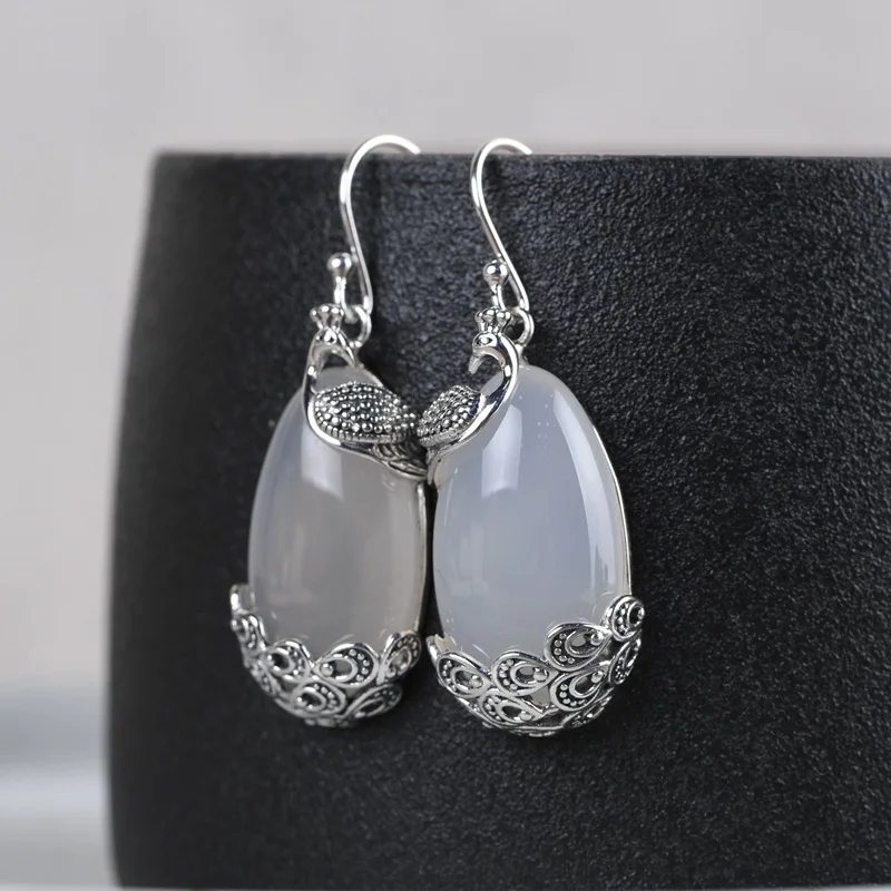 Серьги-подвески женские из серебра 925 пробы с белым халцедоном и павлином 
Серьги-подвески женские из серебра 925 пробы с белым халцедоном и павлином