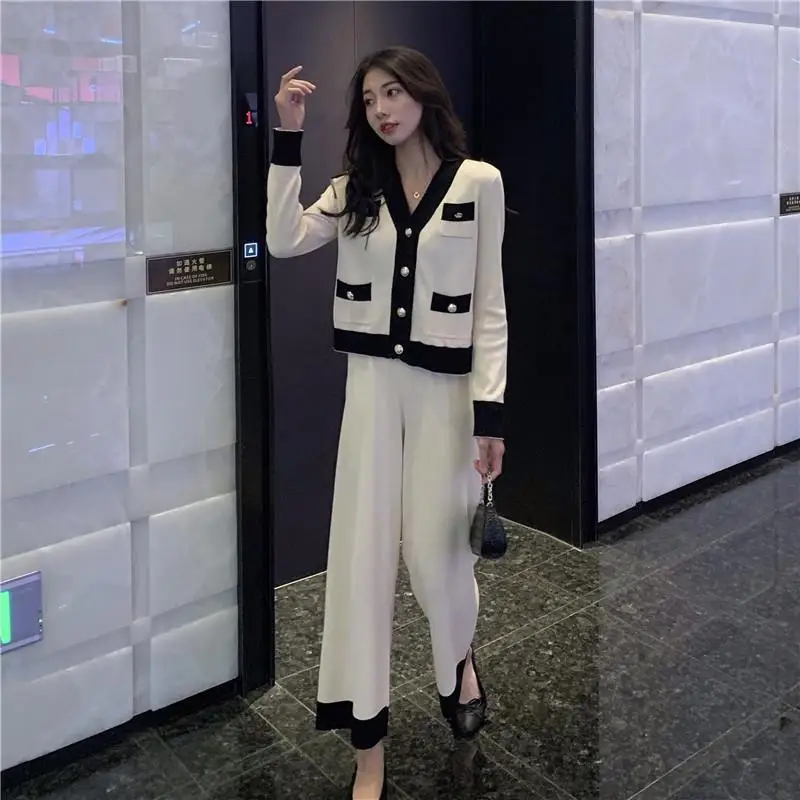Autumn and winter new light cooked style v-neck button top knitted wide leg pants vest three-piece fashion suit women
Autumn and winter new light cooked style v-neck button top knitted wide leg pants vest three-piece fashion suit women