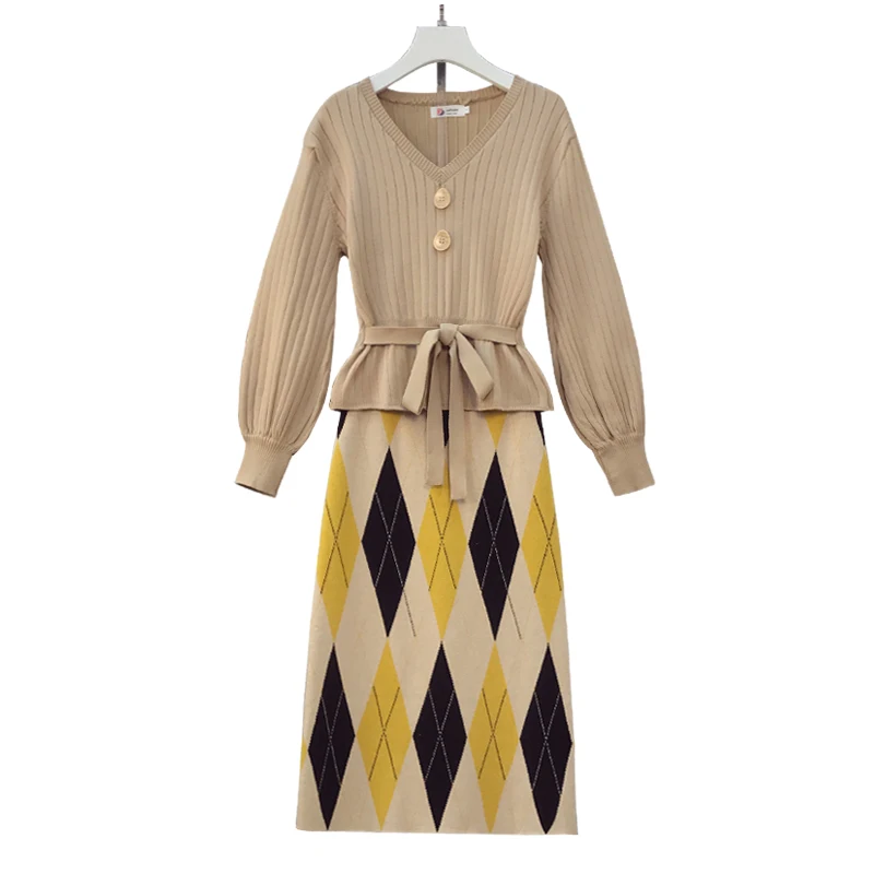 Женский трикотажный пуловер с V-образным вырезом и юбкой
Женский трикотажный пуловер с V-образным вырезом и юбкой