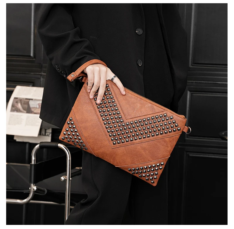 Men Handbag 2021 NEW Retro Rivets Clutch Envelope Bag Beard Purse Luxury leather handbag for men Free Shipping
Men Handbag 2021 NEW Retro Rivets Clutch Envelope Bag Beard Purse Luxury leather handbag for men Free Shipping