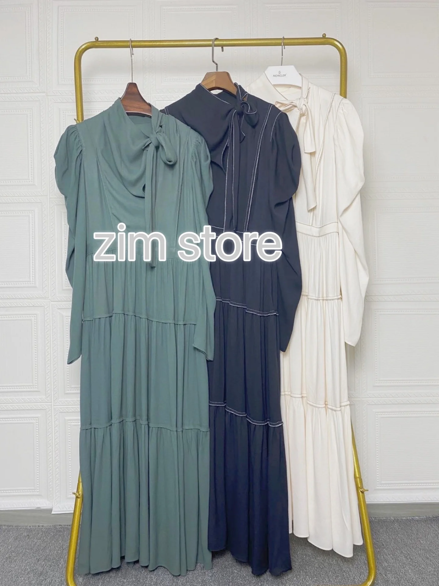 INS Ull* Johnso* 100% viscose leg-of-mutton sleeve diagonal collar bright line long dress
INS Ull* Johnso* 100% viscose leg-of-mutton sleeve diagonal collar bright line long dress