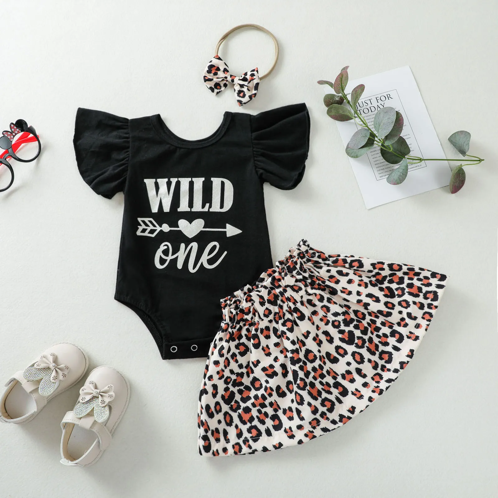 3 Pieces Baby Girl Clothes Set Summer Letter Print O-Neck Fly Sleeve Romper+ Leopard Skirt+ Headband 0-24 Months
3 Pieces Baby Girl Clothes Set Summer Letter Print O-Neck Fly Sleeve Romper+ Leopard Skirt+ Headband 0-24 Months