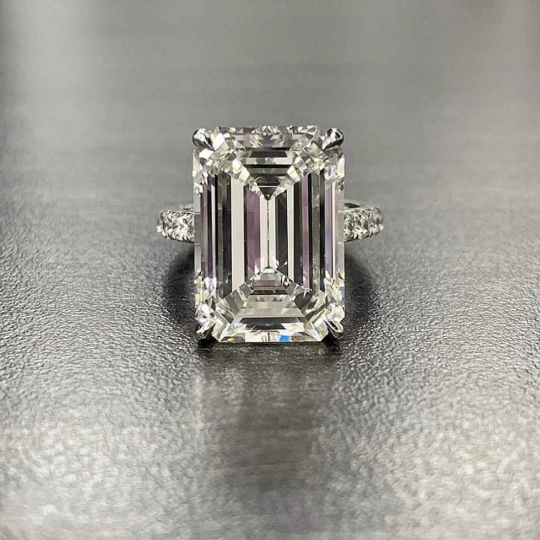 Luxury 100% 925 Sterling Silver Created Emerald cut 4ct Diamond Wedding Engagement Cocktail Women Rings Fine Jewelry wholesale
Luxury 100% 925 Sterling Silver Created Emerald cut 4ct Diamond Wedding Engagement Cocktail Women Rings Fine Jewelry wholesale
