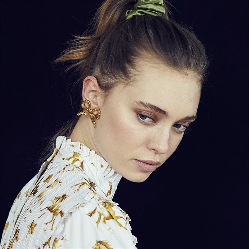 2019 new autumn and winter Earrings women Retro temperament metal color exaggeration Bow Earrings advanced ear accessories
2019 new autumn and winter Earrings women Retro temperament metal color exaggeration Bow Earrings advanced ear accessories