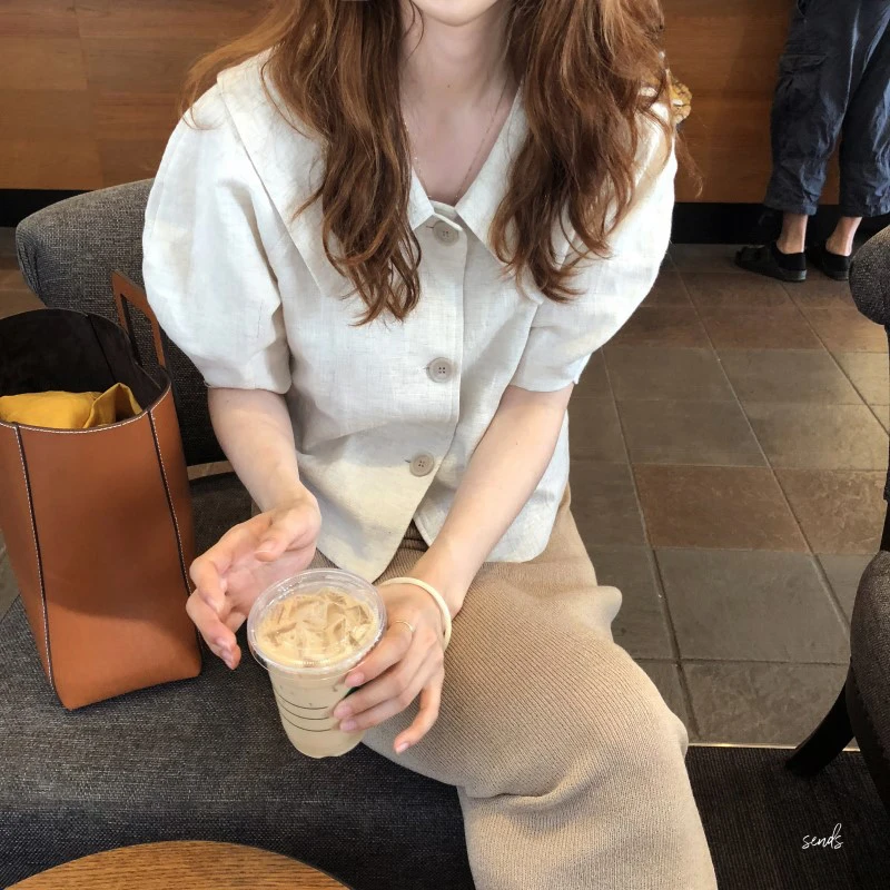 2021 Summer Casual Women Shirts Cotton Linen Vintage Blouse Single Breasted Peter Pan Collar Shirt Puff Sleeve Tops 
2021 Summer Casual Women Shirts Cotton Linen Vintage Blouse Single Breasted Peter Pan Collar Shirt Puff Sleeve Tops