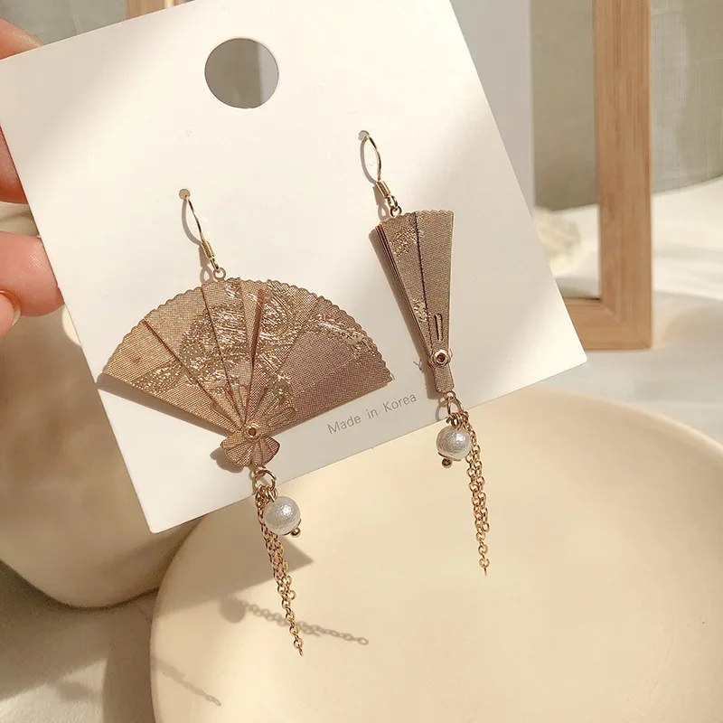 Carved antique sector earrings han Fu Super Fairy fan pearl long earrings Chinese style folding earrings
Carved antique sector earrings han Fu Super Fairy fan pearl long earrings Chinese style folding earrings