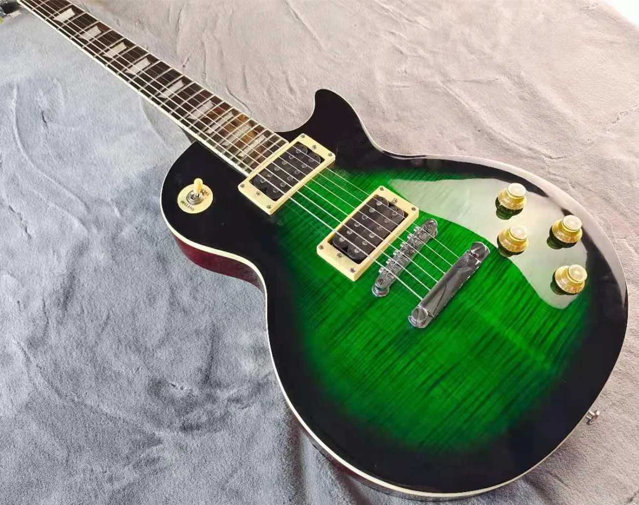 Electric guitar, green python pattern, mahogany body, in stock, fast air freight, free shipping
Electric guitar, green python pattern, mahogany body, in stock, fast air freight, free shipping