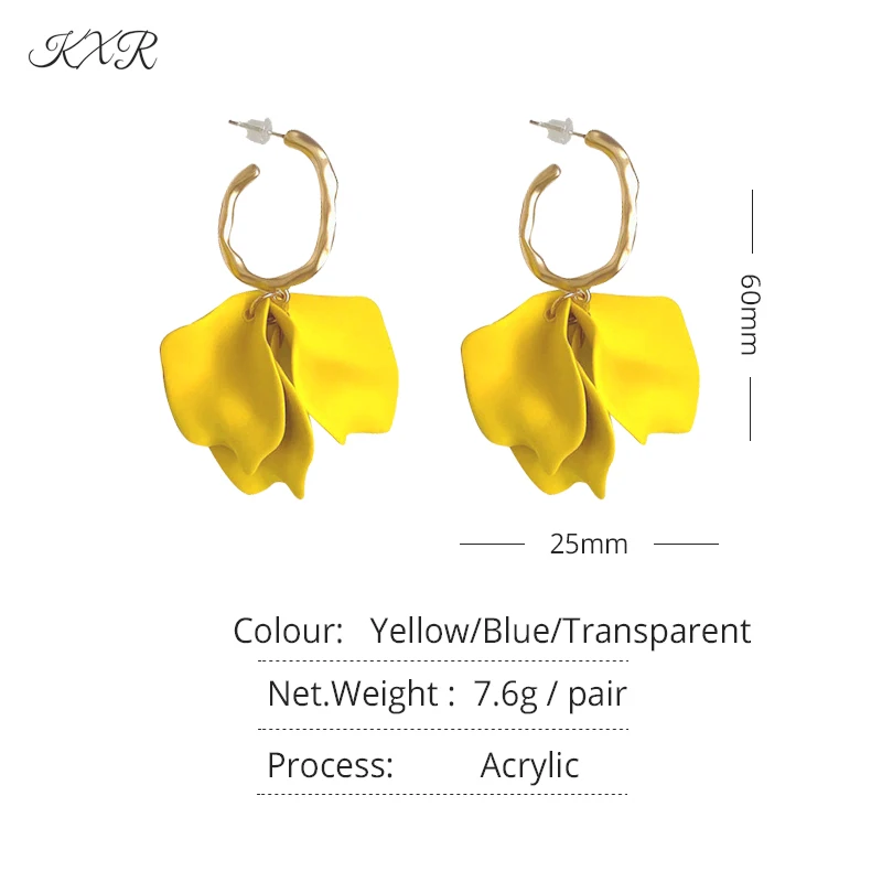 Japanese-style sweet heart earrings are designed for a small audience 
Japanese-style sweet heart earrings are designed for a small audience
