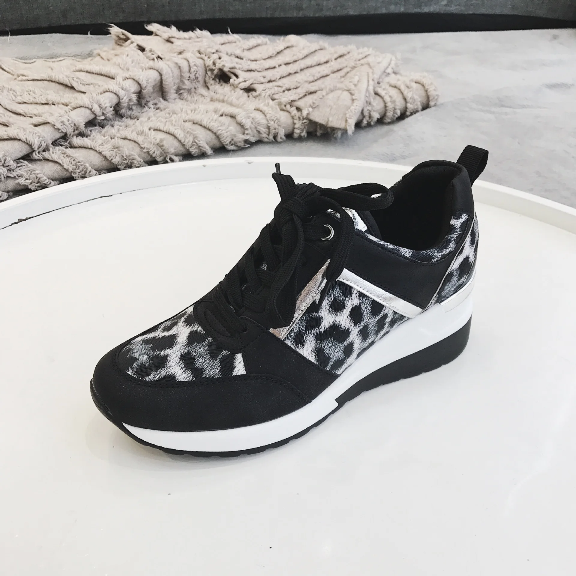 Новинка 2021 года Леопардовые кроссовки Новая женская обувь на платформе Стильная