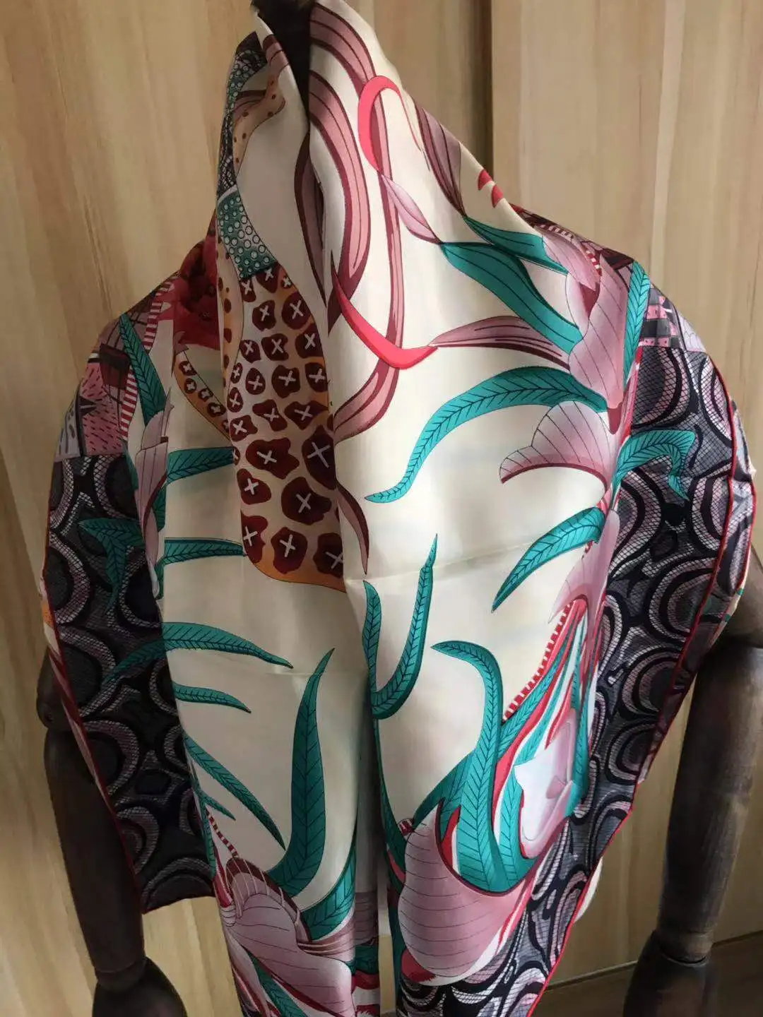 2021 new arrival spring summer brand 100% silk scarf twill hand made roll 140*140 cm shawl wrap beach scarf for women lady
2021 new arrival spring summer brand 100% silk scarf twill hand made roll 140*140 cm shawl wrap beach scarf for women lady
