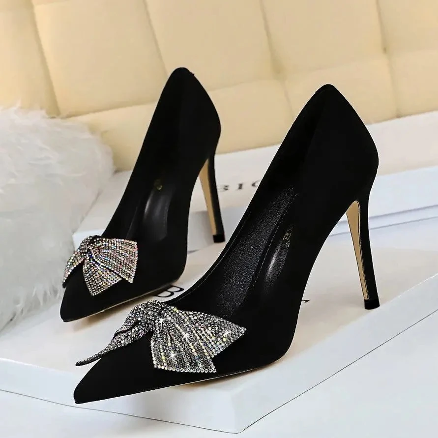 Spring And Summer Fashion Sexy Thin Heel High-Heeled Women's Shoes Suede Shallow Mouth Pointed Rhinestone Bow Single Shoes
Spring And Summer Fashion Sexy Thin Heel High-Heeled Women's Shoes Suede Shallow Mouth Pointed Rhinestone Bow Single Shoes